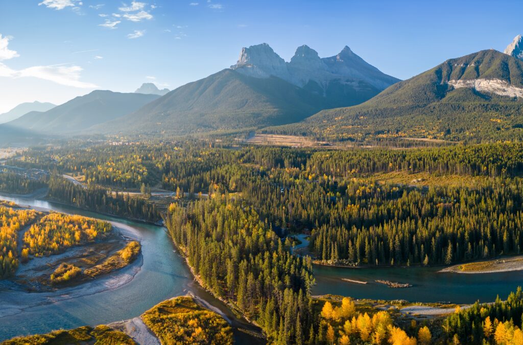 Vue aérienne des Rocheuses depuis Canmore, en Alberta